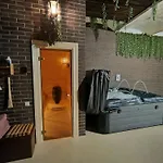 Lägenhet Ernests' Unique Townhouse With Sauna, Hot Tub And Free Parking Riga