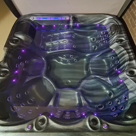 Apartament Ernests' Unique Townhouse With Sauna, Hot Tub And Free Parking