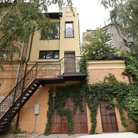 Ernests' Unique Townhouse With Sauna, Hot Tub And Free Parking