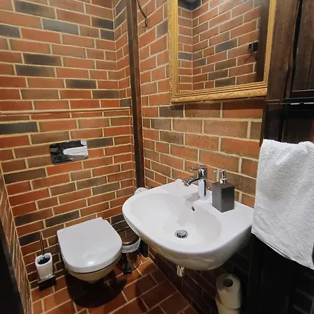 Ernests' Unique Townhouse With Sauna, Hot Tub And Free Parking