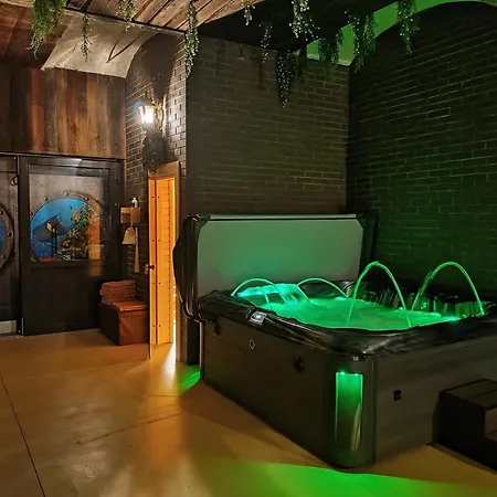 Ernests' Unique Townhouse With Sauna, Hot Tub And Free Parking *