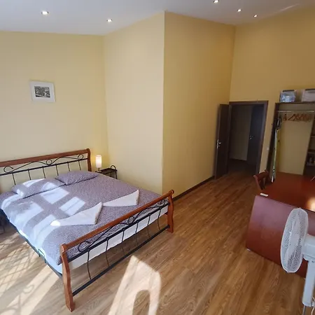 Апартаменти Ernests' Unique Townhouse With Sauna, Hot Tub And Free Parking