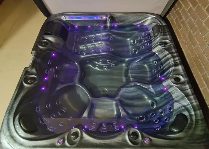 Dzīvoklis Ernests' Unique Townhouse With Sauna, Hot Tub And Free Parking