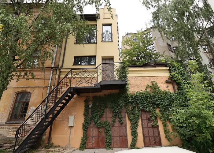 Ernests' Unique Townhouse With Sauna, Hot Tub And Free Parking