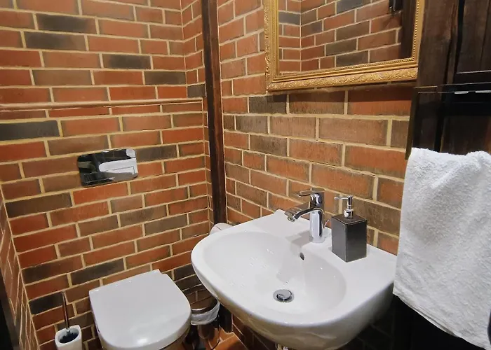 Ernests' Unique Townhouse With Sauna, Hot Tub And Free Parking