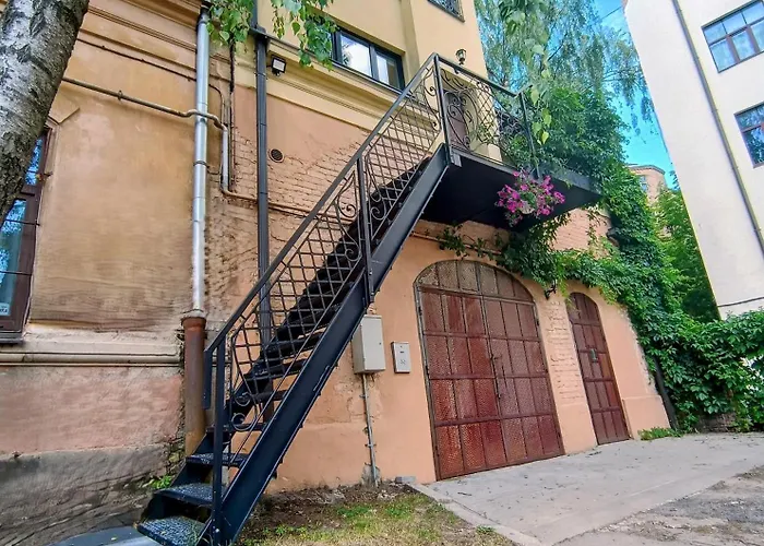 Dzīvoklis Ernests' Unique Townhouse With Sauna, Hot Tub And Free Parking Riga