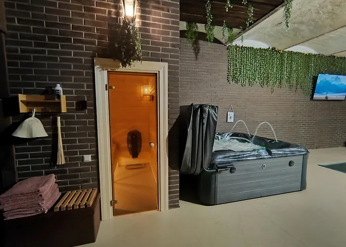 Dzīvoklis Ernests' Unique Townhouse With Sauna, Hot Tub And Free Parking Riga